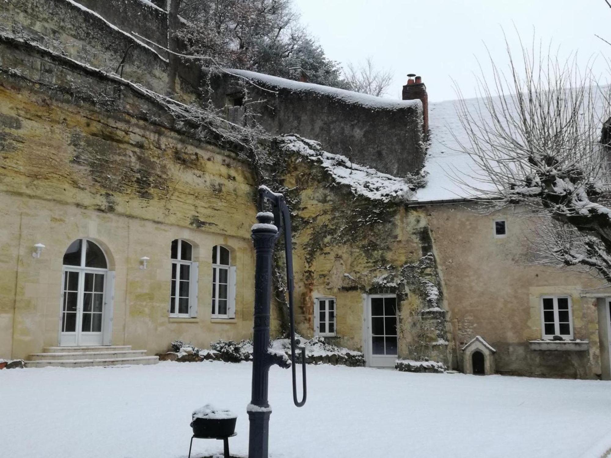 Maison Troglodyte Elegante Avec Spa, Salle De Jeux Et Jardin Clos A Vouvray - Fr-1-381-87 Bagian luar foto