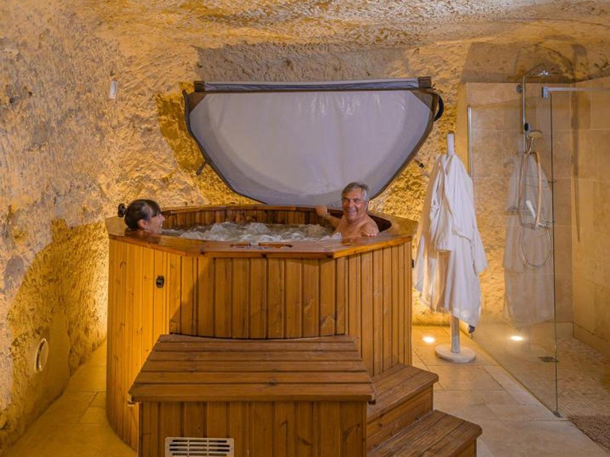 Maison Troglodyte Elegante Avec Spa, Salle De Jeux Et Jardin Clos A Vouvray - Fr-1-381-87 Bagian luar foto